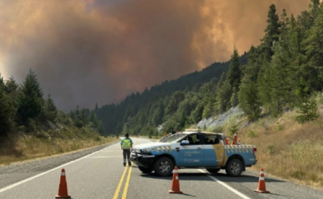 Incendio en la Cordillera: cortaron la Ruta 40 entre Epuyén y El Hoyo ...